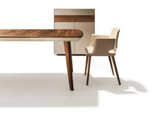 Tisch Flaye und Stuhl Aye in Nussbaum, Zarge in Leder.